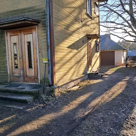 Avar Ja Mugav Korter Kesklinna Laehedal تارتو